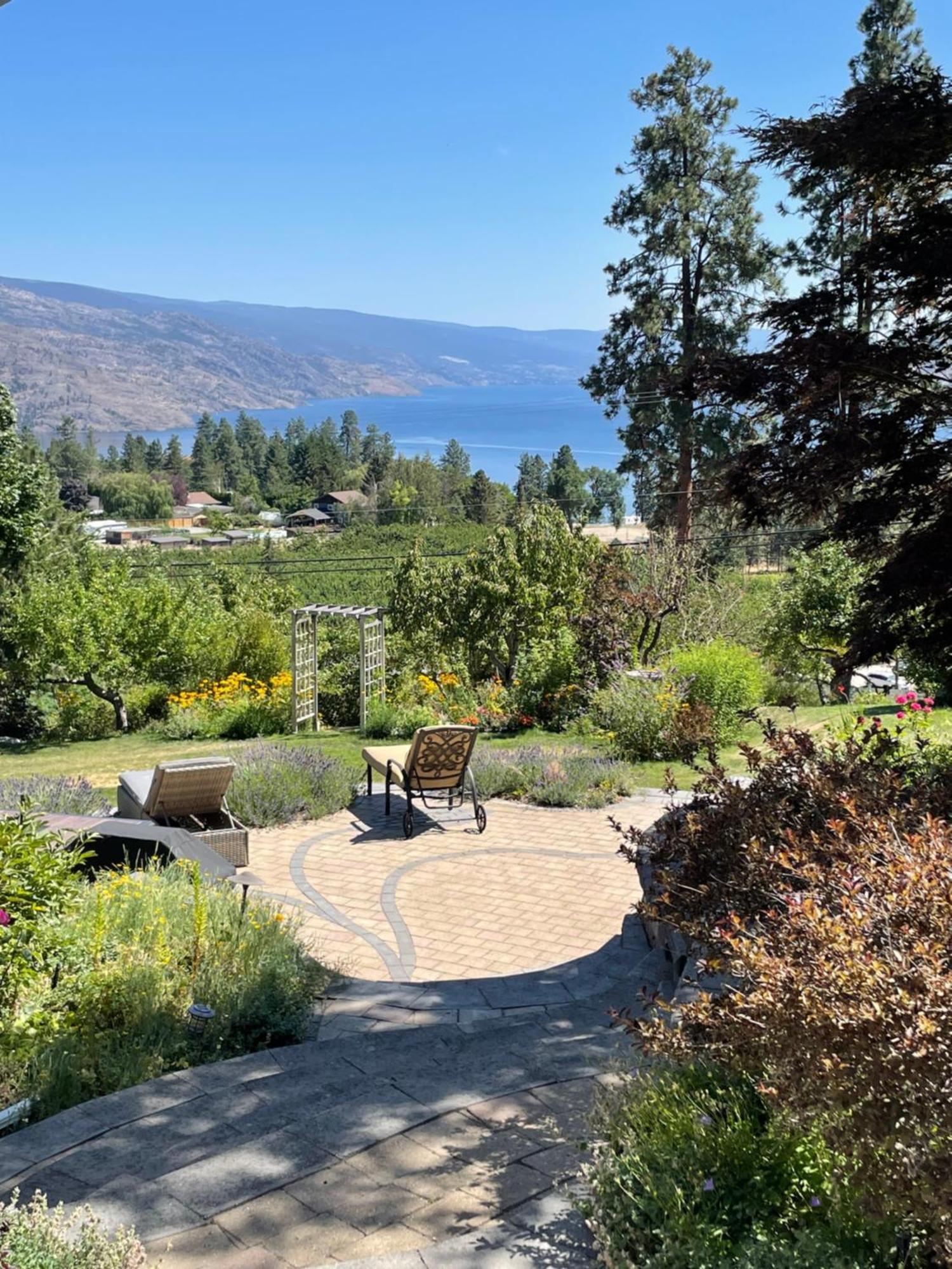 Lakeview Gardens B&B Peachland Exteriör bild